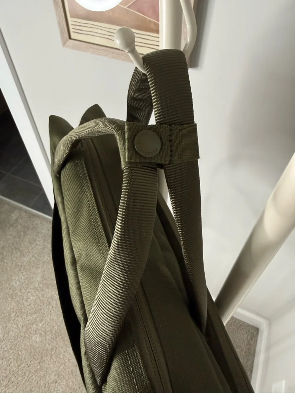 Herschel 18L - Olive Green - Messenger Travel Bag - Picture 10 of 13